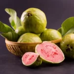 सेहत का खजाना है अमरूद, पाचन और डायबिटीज समेत कई बीमारियों में लाभकारी