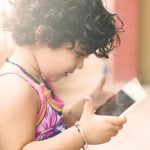 हर समय फोन में डूबा रहता है बच्चा? ये आदत डाल सकती है मुश्किल में