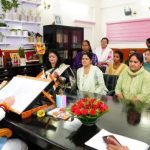 आंगनबाड़ी कार्यकर्ताओं ने सीएम पुष्कर सिंह धामी को सौंपा मांग पत्र