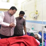 सीएम धामी ने जिला अस्पताल पहुंचकर घायल श्रमिकों से की मुलाकात